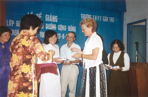 Dans le cadre du programme généraliste, des stages à l’étranger sont organisés. Au Vietnam, le projet est plus important : l’Ecole La Source initie, sous la responsabilité de la responsable de formation, Michèle Monnier, un programme en santé communautaire pour les infirmières et infirmiers vietnamiens. Christiane Augsburger distribue les diplômes, en 2000.