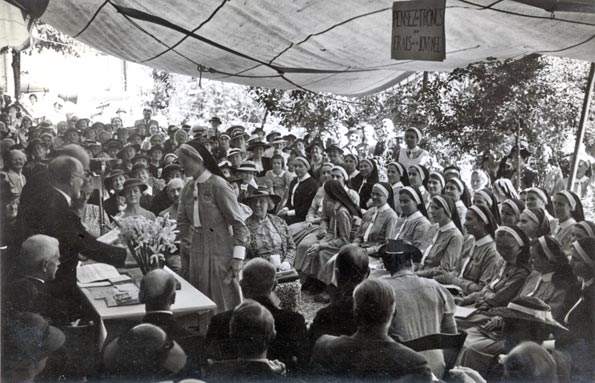 Journée Source 1938, dans le jardin du Foyer Source : les élèves reçoivent leur diplôme. © Madeleine Otth, Lutry.
