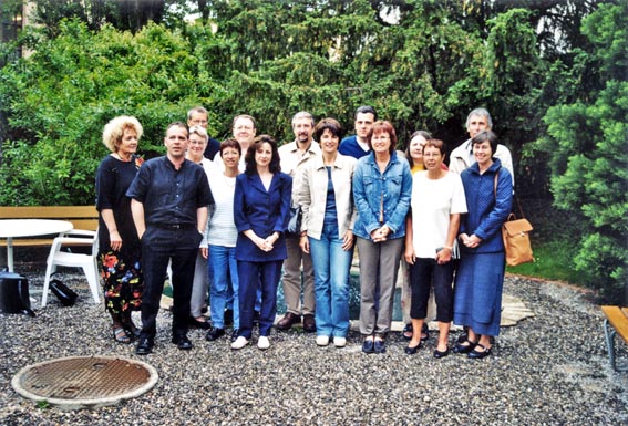 Les étudiant-e-s de première et deuxième année DHEPS, avec le responsable de la formation, Michel Fontaine, en 2003.