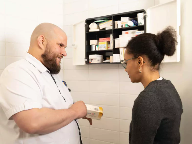 Infirmier explique un médicament à une jeune femme