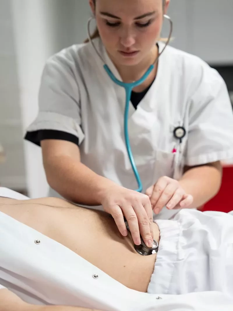 Etudiante ausculte avec un stéthoscope