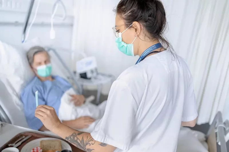 Etudiante infirmière avec patiente simulée