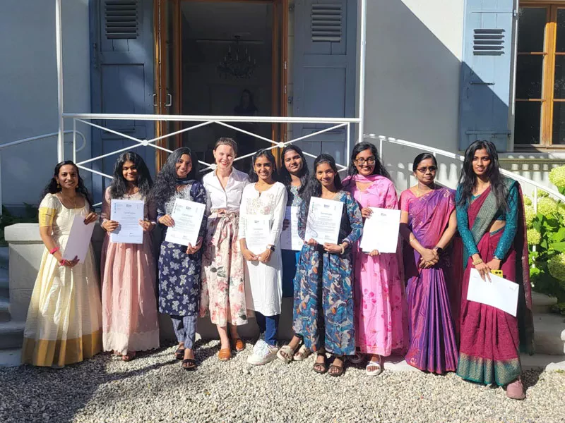 Etudiantes de la Summer University 2025 posent avec leurs diplômes