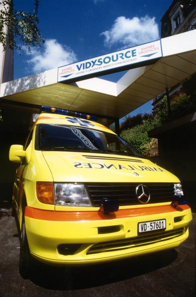 Une ambulance devant l’entrée de VidySource. © Thierry Zufferey, Lausanne.
