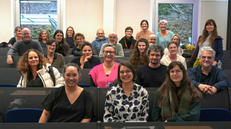Participants dans salle de réunion